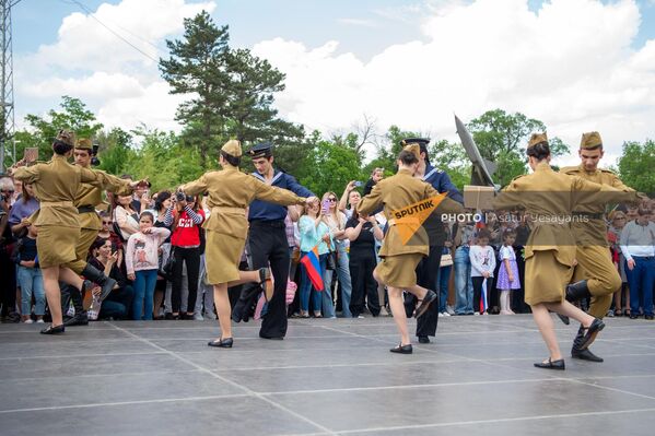 Սովետական բանակի համազգեստով երիտասարդները պարում են անմար կրակի մոտ - Sputnik Արմենիա