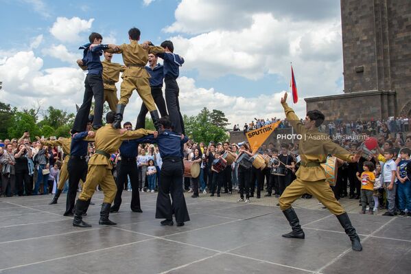 Սովետական բանակի համազգեստով երիտասարդները պարում են «Բերդ» - Sputnik Արմենիա