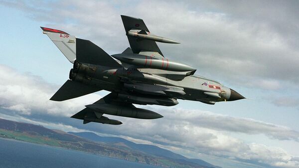 Самолет Tornado GR4 ВВС Великобритании с крылатыми ракетами Storm Shadow прямо под фюзеляжем - Sputnik Армения