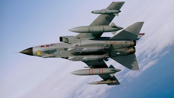 Самолет RAF Tornado GR4 с двумя ракетами Storm Shadow под фюзеляжем - Sputnik Արմենիա