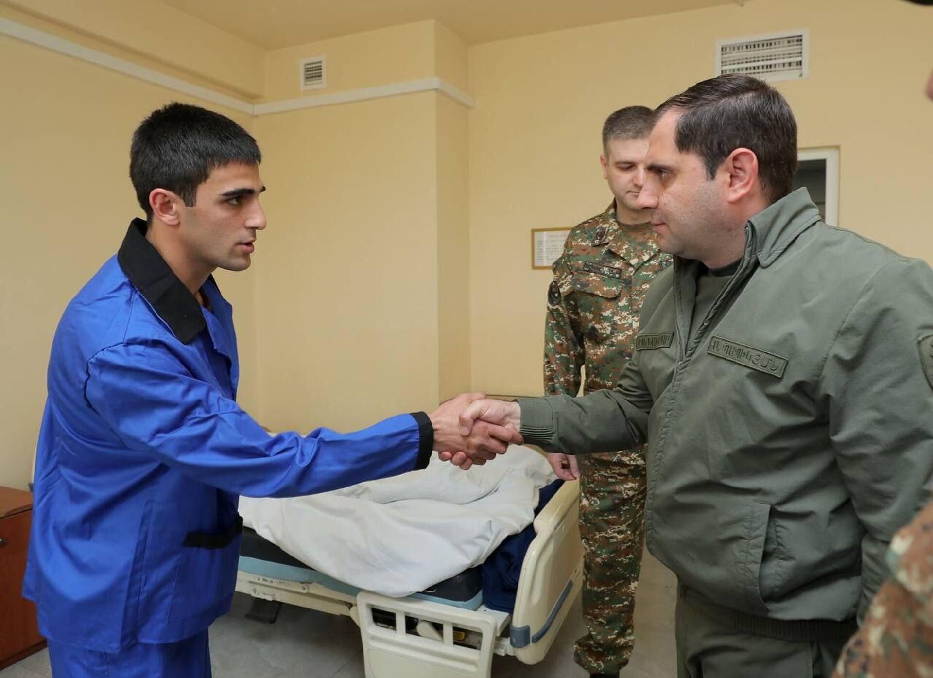 Министр обороны Сурен Папикян посетил военнослужащих, пострадавших в результате азербайджанской провокации в направлении Сотка (12 мая 2023). Еревaн - Sputnik Արմենիա, 1920, 12.05.2023