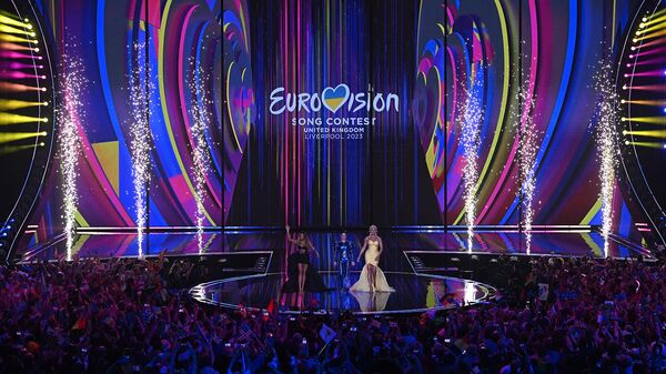 Ведущие Евровидения (слева направо) Алеша Диксон, Юлия Санина и Ханна Уоддингем во время второго полуфинала песенного конкурса Евровидение-2023 (11 мая 2023). Ливерпуль - Sputnik Армения