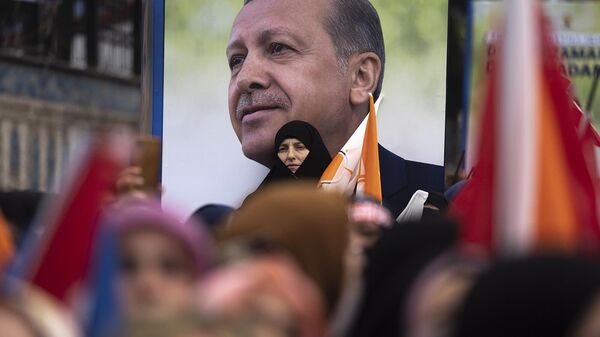 Сторонники кандидата в президенты от Народного альянса Реджепа Тайипа Эрдогана на предвыборном митинге в Стамбуле (12 мая 2023). Турция - Sputnik Армения