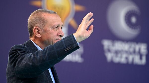 Президент Турции Реджеп Тайип Эрдоган машет рукой своим сторонникам перед выступлением на митинге в районе Бейоглу накануне президентских и парламентских выборов (13 мая 2023). Стамбул - Sputnik Армения