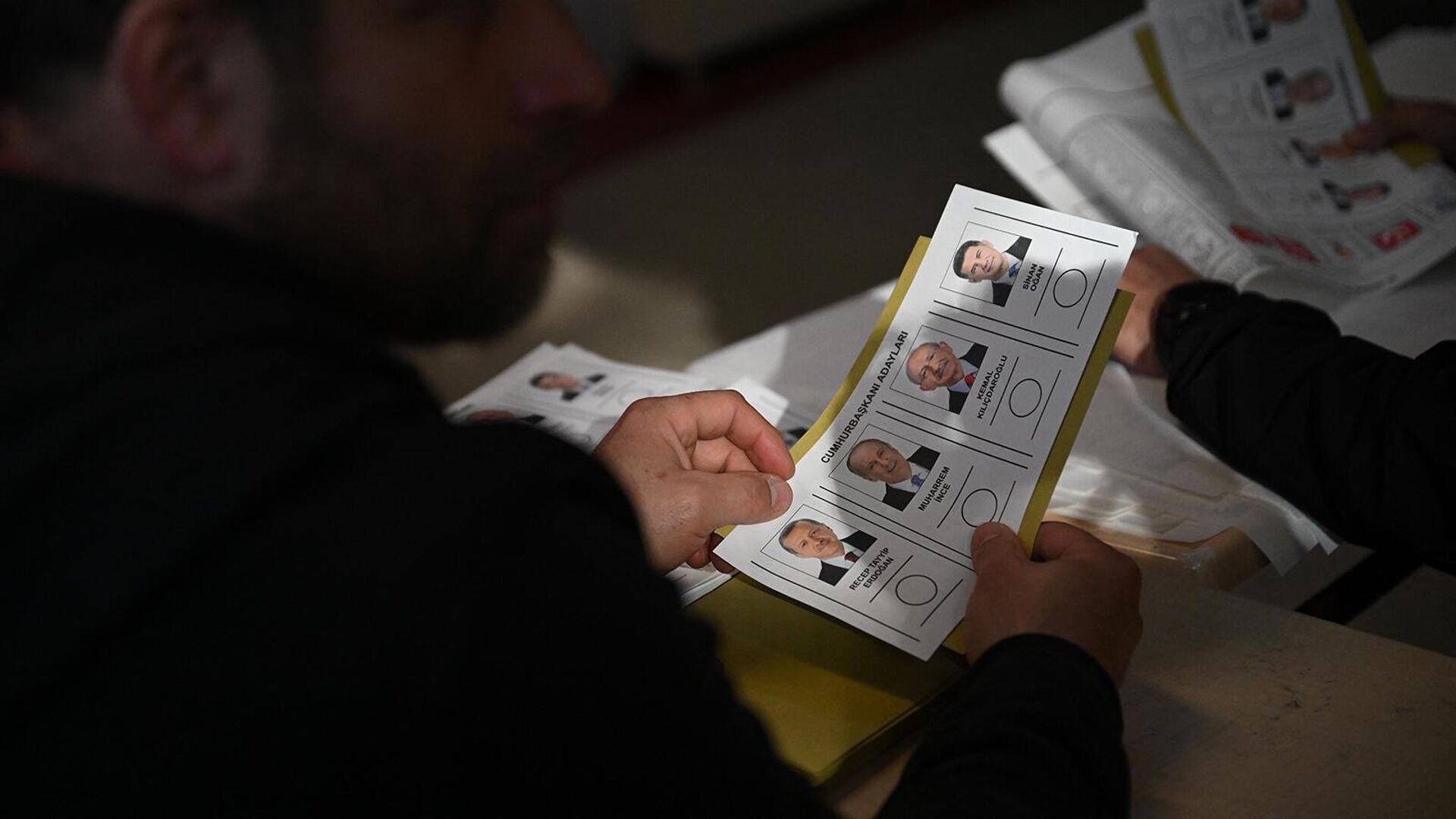 Члены избирательной комиссии держат бюллетени с изображениями кандидатов в президенты на избирательном участке для парламентских и президентских выборов в Турции (14 мая 2023). Стамбул - Sputnik Армения, 1920, 16.05.2023
