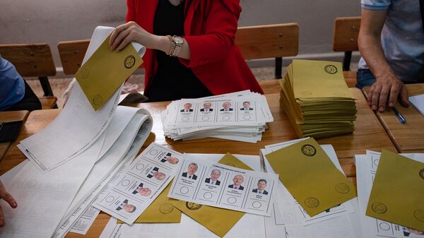 Сотрудники избирательных комиссий готовят бюллетени перед передачей их избирателям на избирательном участке в Адане для парламентских и президентских выборов (14 мая 2023). Турция - Sputnik Армения