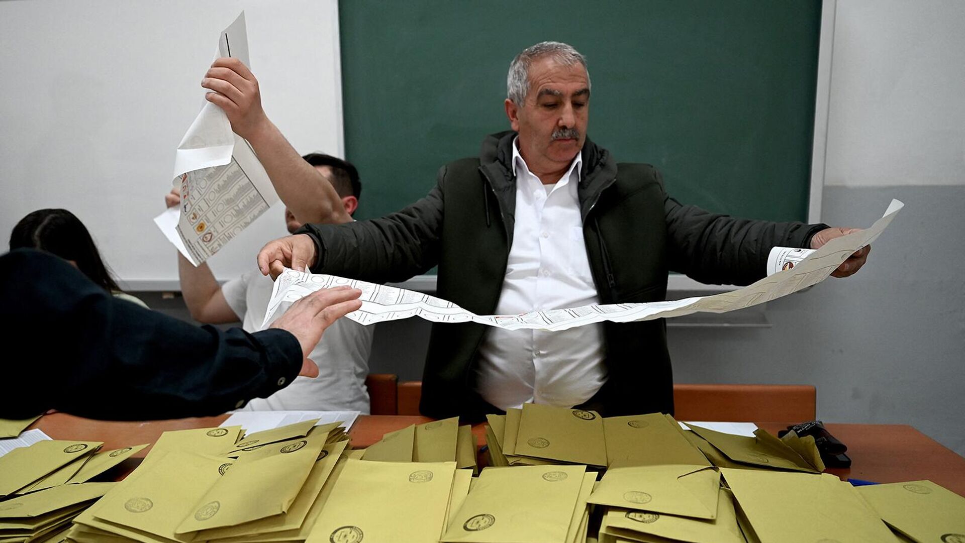 Члены избирательной комиссии подсчитывают бюллетени на избирательном участке в Стамбуле (14 мая 2023). Турция - Sputnik Армения, 1920, 15.05.2023