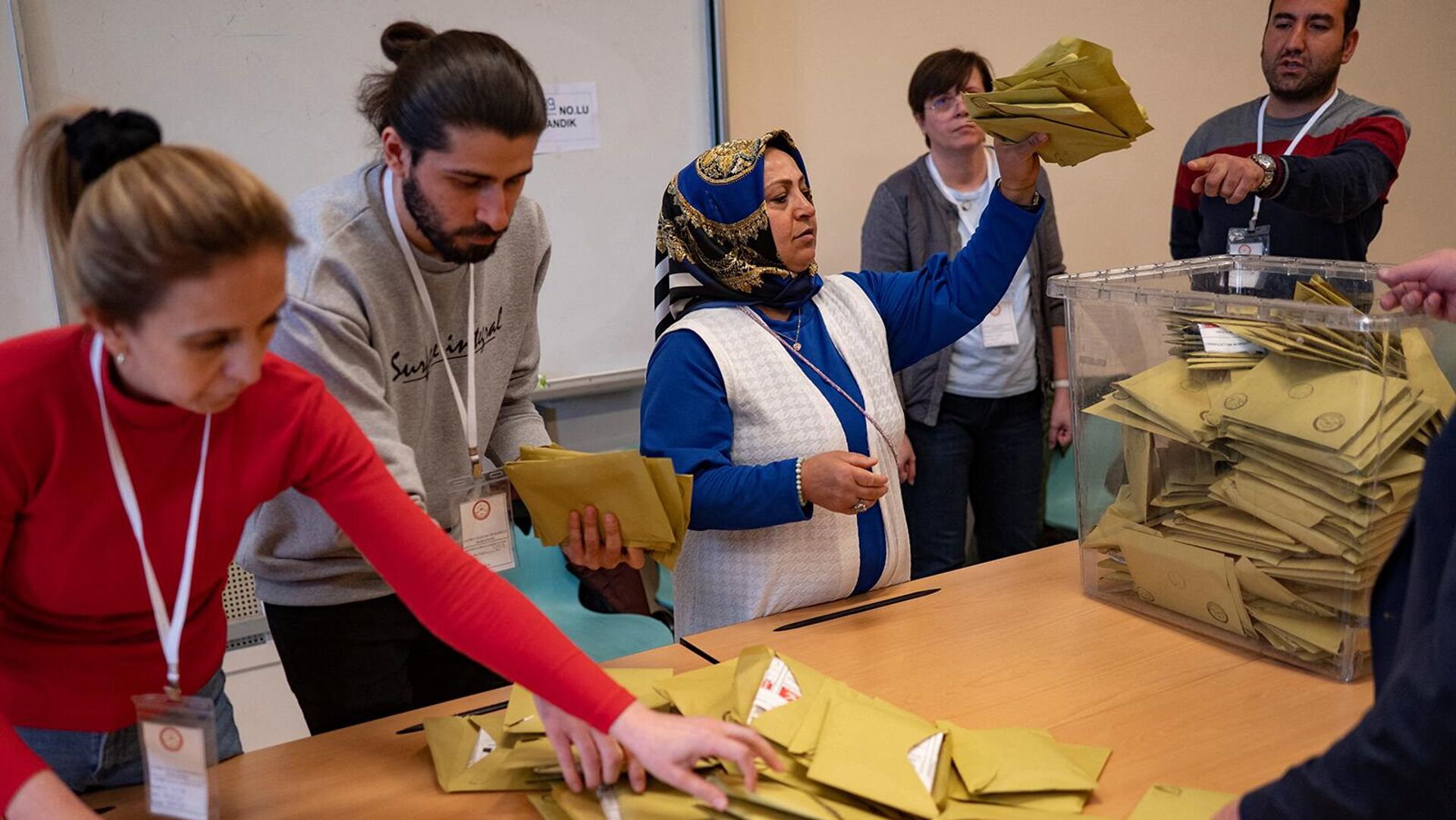 Члены избирательной комиссии подсчитывают бюллетени на избирательном участке в Стамбуле (14 мая 2023). Турция - Sputnik Армения, 1920, 14.05.2023