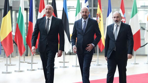 Премьер-министр Армении Никол Пашинян, президент Европейского совета Шарль Мишель и президент Азербайджана Ильхам Алиев перед встречей в Европейском совете (14 мая 2023). Брюссель - Sputnik Армения
