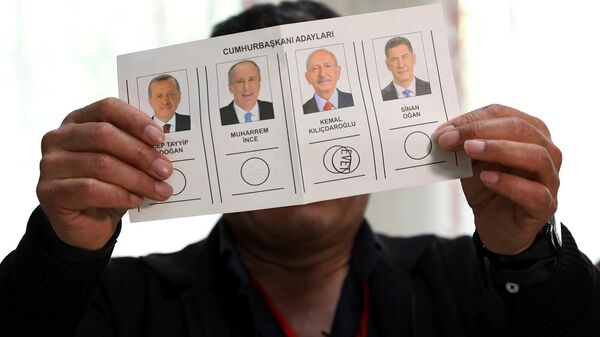 Представитель избирательной комиссии показывает бюллетень, на котором изображено голосование за Кемаля Кылычдароглу, лидера Республиканской народной партии (14 мая 2023). Анкарa - Sputnik Армения