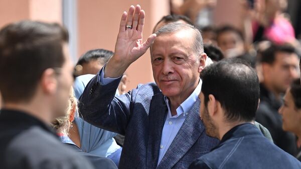Президент Турции Реджеп Тайип Эрдоган у избирательного участка во время голосования на всеобщих выборах (14 мая 2023). Стамбул - Sputnik Армения