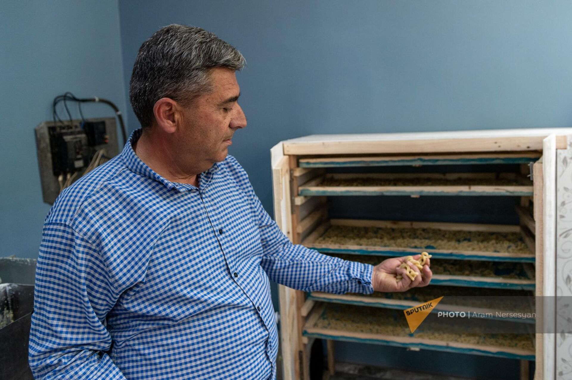 Директор Геташенской эко-школы Геворг Мукоян показывает макаронные изделия - Sputnik Արմենիա, 1920, 16.05.2023