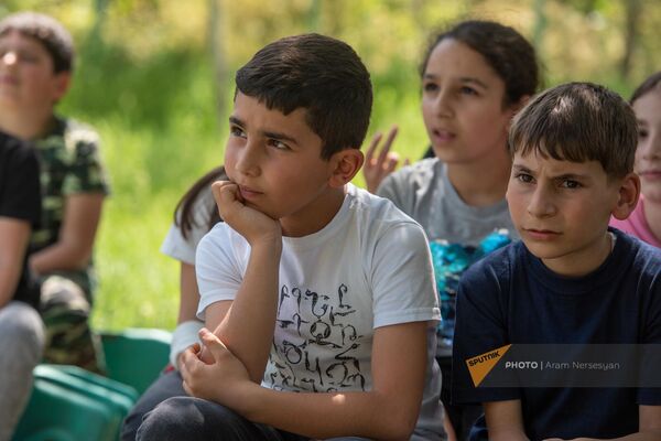 Ученики Геташенской эко-школы во время урока  - Sputnik Армения