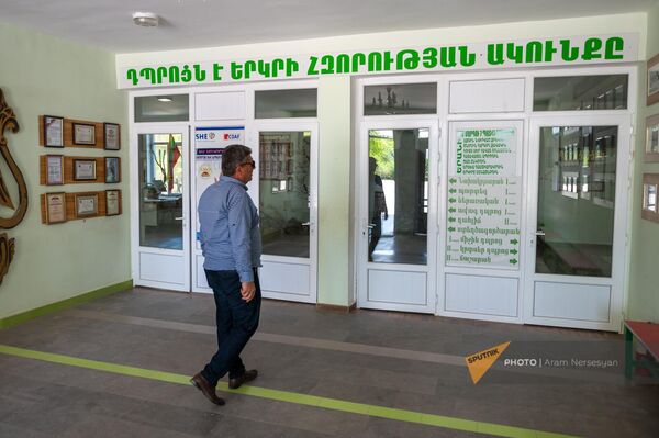 Директор Геташенской эко-школы Геворг Мукоян в вестибюле школы - Sputnik Армения