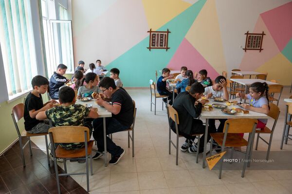 Ученики Геташенской эко-школы в столовой - Sputnik Армения