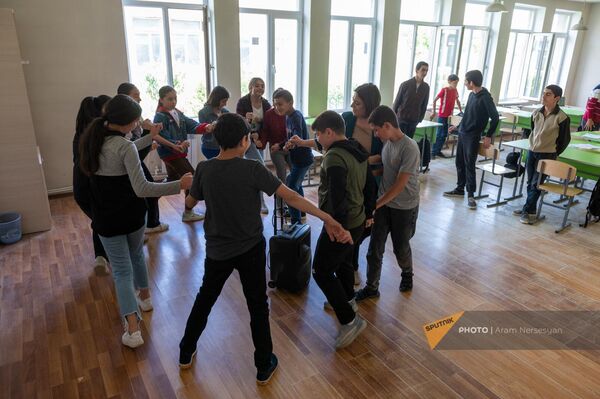 Ученики эко-школы села Геташен на занятиях по танцам - Sputnik Армения