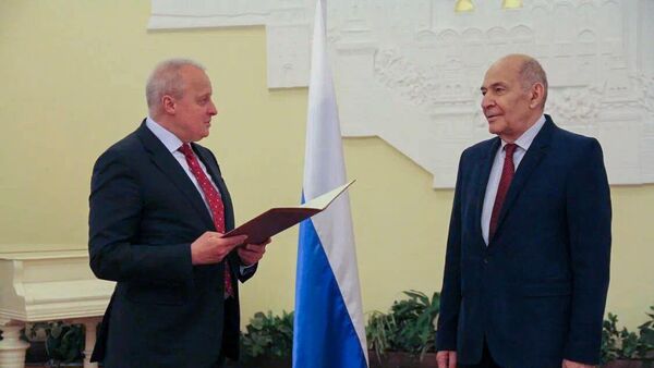 Посол России Сергей Копыркин вручил диплом иностранного члена и нагрудный знак РАН основателю и президенту Армянской социологической ассоциации Геворку Погосяну (16 мая 2023). Еревaн - Sputnik Армения