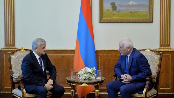 Президент Ваагн Хачатурян принял председателя Комитета по градостроительству Армена Гуларяна (17 мая 2023). Еревaн - Sputnik Армения