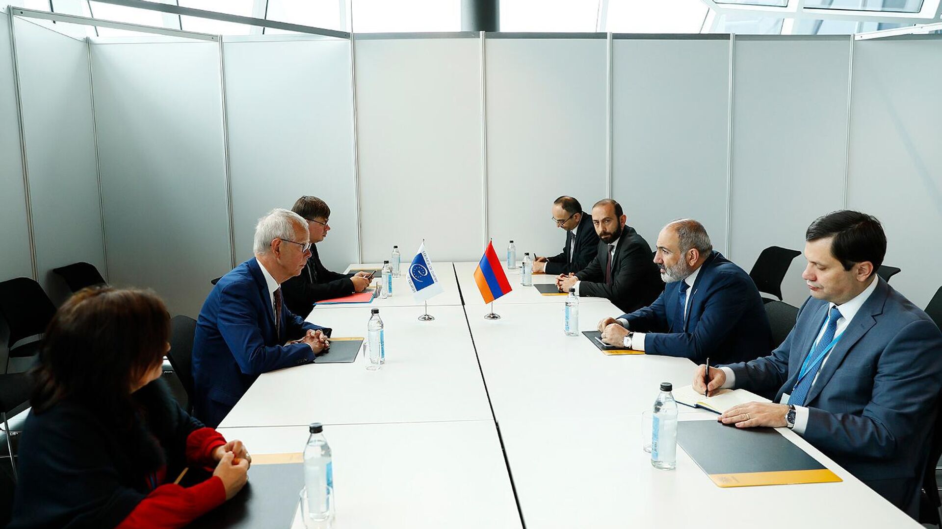 Премьер-министр Армении Никол Пашинян встретился с председателем ПAСЕ Тини Кокс в рамках 4-го саммита Совета Европы (17 мая 2023). Рейкьявик - Sputnik Армения, 1920, 17.05.2023
