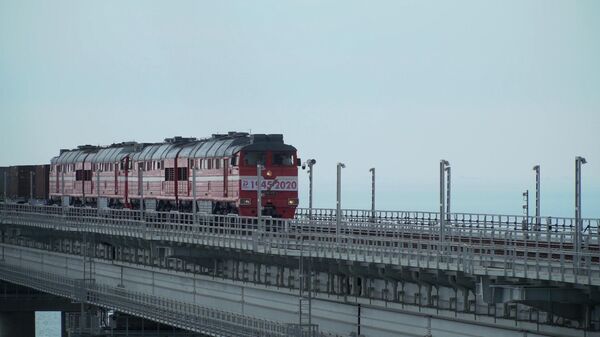 Запуск движения грузовых поездов по Крымскому мосту - Sputnik Армения