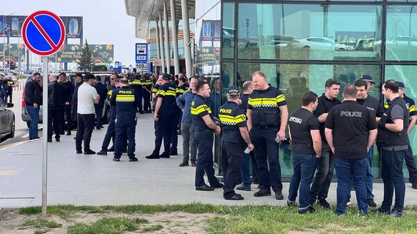 Полицейские собираются в аэропорту Тбилиси перед приземлением самолета из Москвы - Sputnik Армения