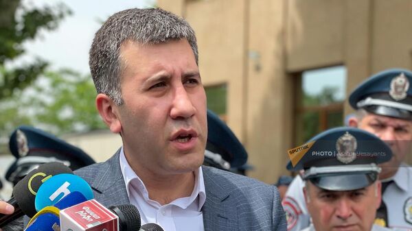 Адвокат Рубен Меликян отвечает на вопросы журналистов у здания суда первой инстанции Шенгавита (19 мая 2023). Еревaн - Sputnik Армения