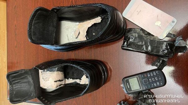 В подошвах обуви для осужденного были обнаружены телефоны - Sputnik Армения