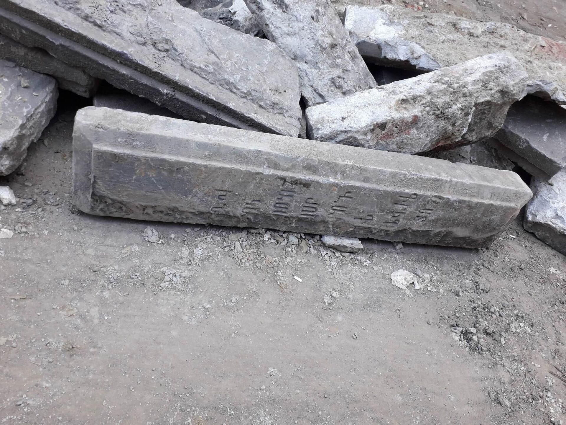 Остатки надгробий с армянскими надписями, которые использовались в качестве школьных ступенек, обнаружены на территории бывшей школы № 44 в Тбилиси - Sputnik Արմենիա, 1920, 20.05.2023