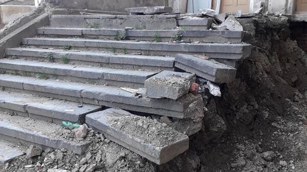 Остатки надгробий с армянскими надписями, которые использовались в качестве школьных ступенек, обнаружены на территории бывшей школы № 44 в Тбилиси - Sputnik Армения