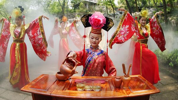 Артисты в китайских традиционных платьях выступают на чайной церемонии в чайном саду, Китай - Sputnik Армения