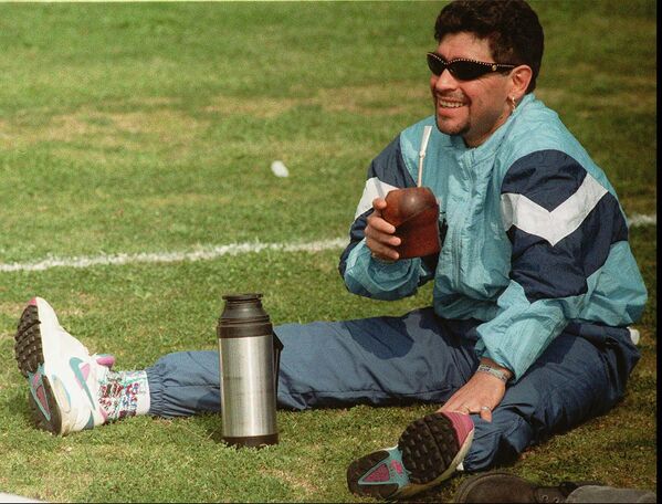Диего Марадона пьет травяной чай &quot;Мате&quot; в перерыве между тренировками.Особый чай Йерба матэ - это чай местного производства и самый любимый в Аргентине - Sputnik Армения