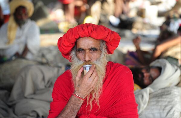 Հնդկական սադհուն(ճգնավոր-խմբ.) թեյ է խմում իր ճամբարում Մագհ Մելա փառատոնի ժամանակ։ - Sputnik Արմենիա