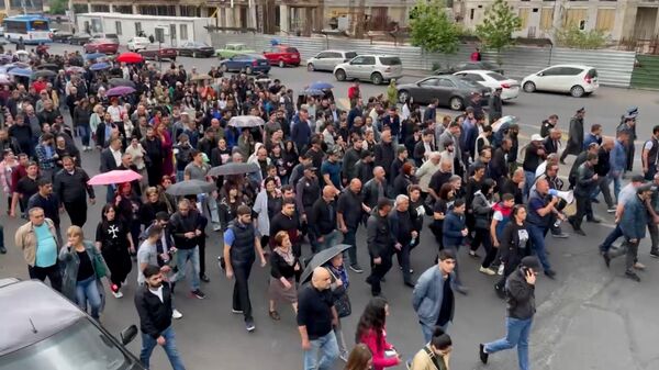 Родители погибших военных после объявления вердикта Гаяне Акопян  направляются к зданию правительства. - Sputnik Армения