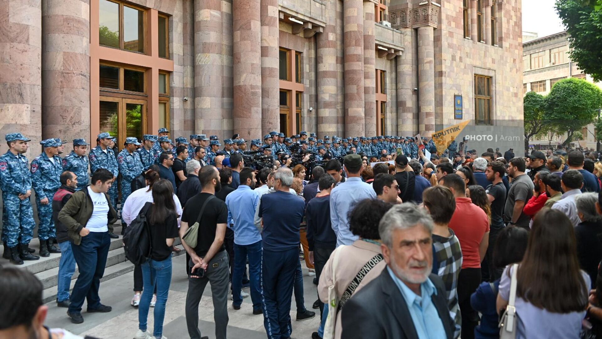 Акция родителей погибших военнослужащий и сторонников Гаяне Акопян у здания правительства (22 мая 2023), Еревaн - Sputnik Армения, 1920, 22.05.2023