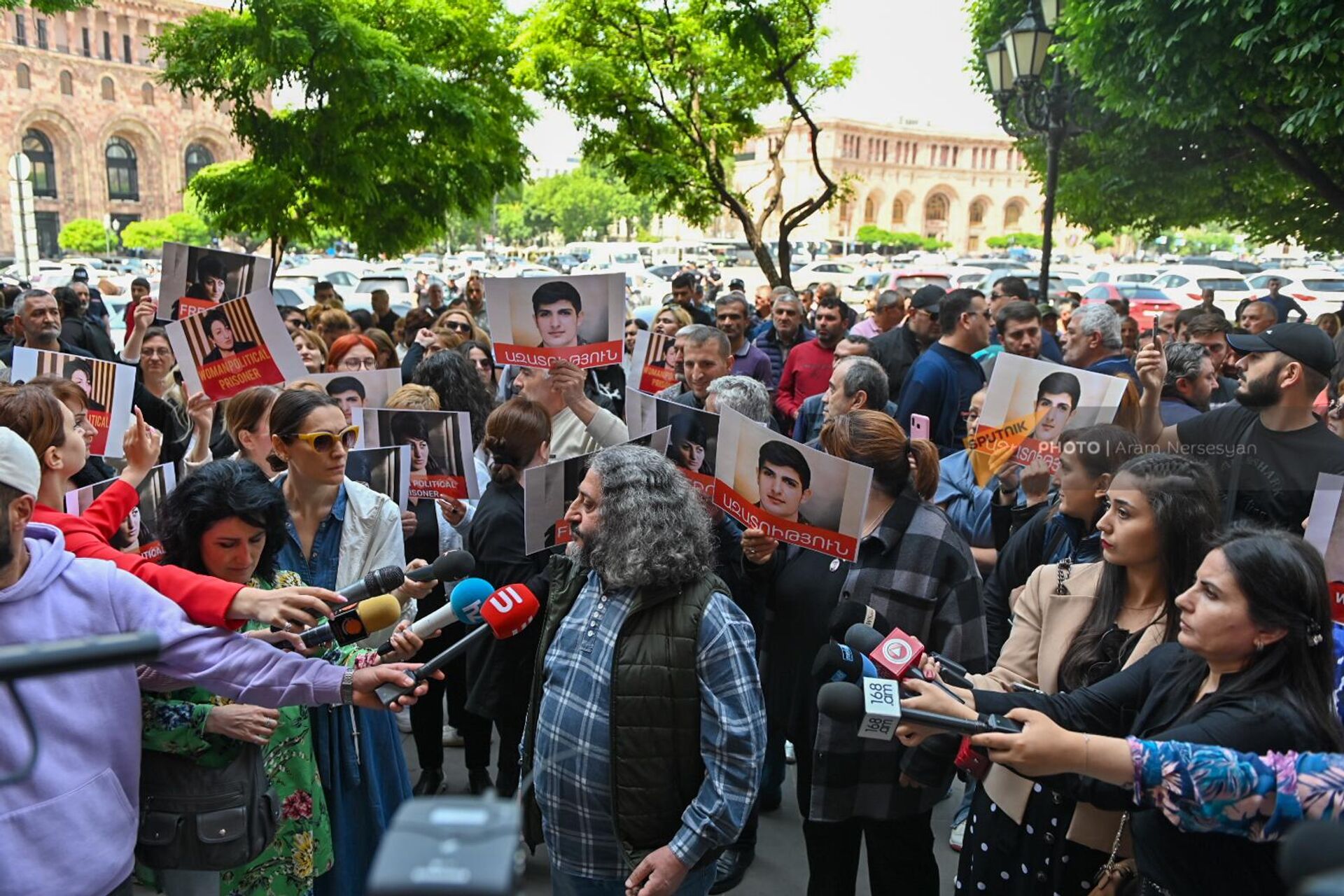 Акция родителей погибших военнослужащий и сторонников Гаяне Акопян у здания правительства (22 мая 2023), Еревaн - Sputnik Армения, 1920, 22.05.2023