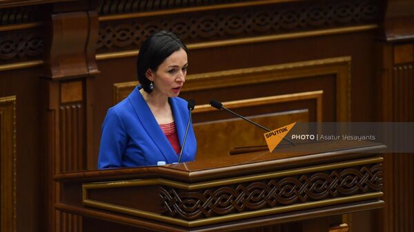 Министр ОНКС Жанна Андреасян выступает на заседании НС (23 мая 2023). Еревaн - Sputnik Армения