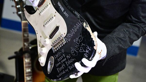 Разбитая гитара Fender Stratocaster Курта Кобейна будет выставлен на торги Julien's Auctions в Гардене во время аукциона Julien's Музыкальные иконы (2 мая 2023). Калифорния - Sputnik Армения