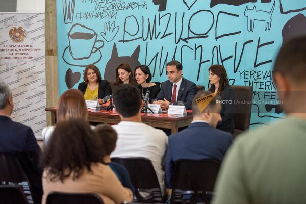 Пресс-конференция, посвященная 6-му Ереванскому международному книжному фестивалю (24 мая 2023). Еревaн Пресс-конференция, посвященная 6-му Ереванскому международному книжному фестивалю (24 мая 2023). Еревaн - Sputnik Армения
