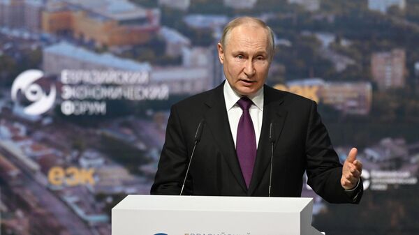 Президент РФ Владимир Путин на пленарном заседании Евразийского экономического форума (24 мая 2023). Москва - Sputnik Армения