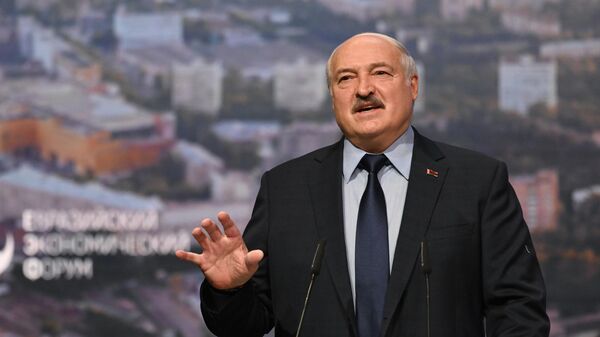 Президент Республики Беларусь Александр Лукашенко выступает на пленарном заседании Евразийского экономического форума (24 мая 2023). Москва - Sputnik Армения