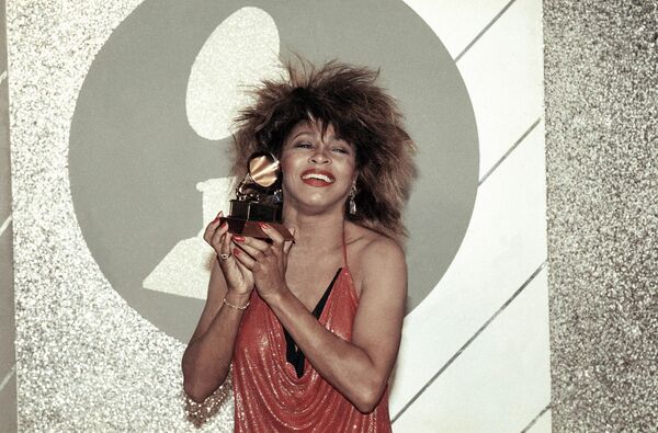 Тина Тернер с премией Грэмми в Лос-Анджелесе1985 год - Sputnik Армения