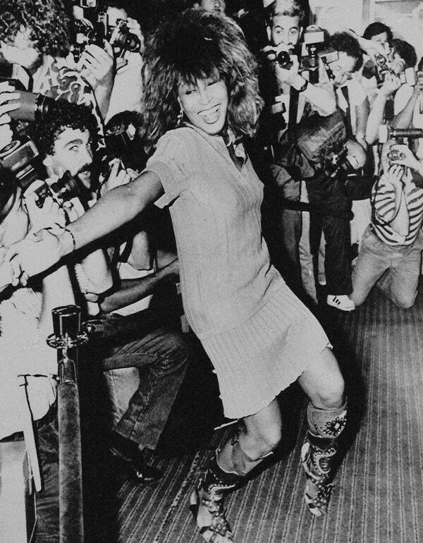 48-летняя рок-звезда Тина Тернер танцует для фотографов по прибытии в отель Sheraton в Буэнос-Айресе1988 год - Sputnik Армения