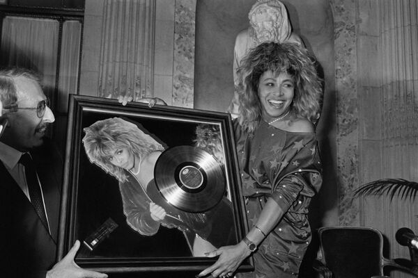 Тина Тернер получает награду Golden Record от председателя Pathe Marconi Гая Делюза 1986 год - Sputnik Армения