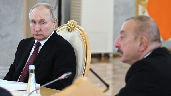 Президент РФ Владимир Путин смотрит на азербайджанского коллегу Ильхама Алиева во время заседания высшего Евразийского экономического совета в расширенном составе (25 мая 2023). Москвa - Sputnik Армения