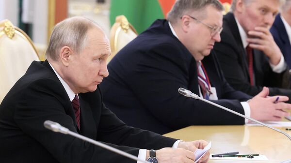 Президент России Владимир Путин во время встречи с президентом Азербайджана на полях саммита Евразийского экономического союза (25 мая 2023). Москвa - Sputnik Армения