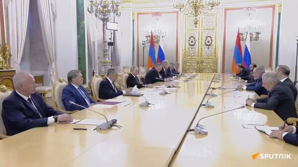 Встреча лидеров России и Армении Владимира Путина и Никола Пашиняна на полях саммита Евразийского экономического союза (25 мая 2023). Москвa - Sputnik Армения