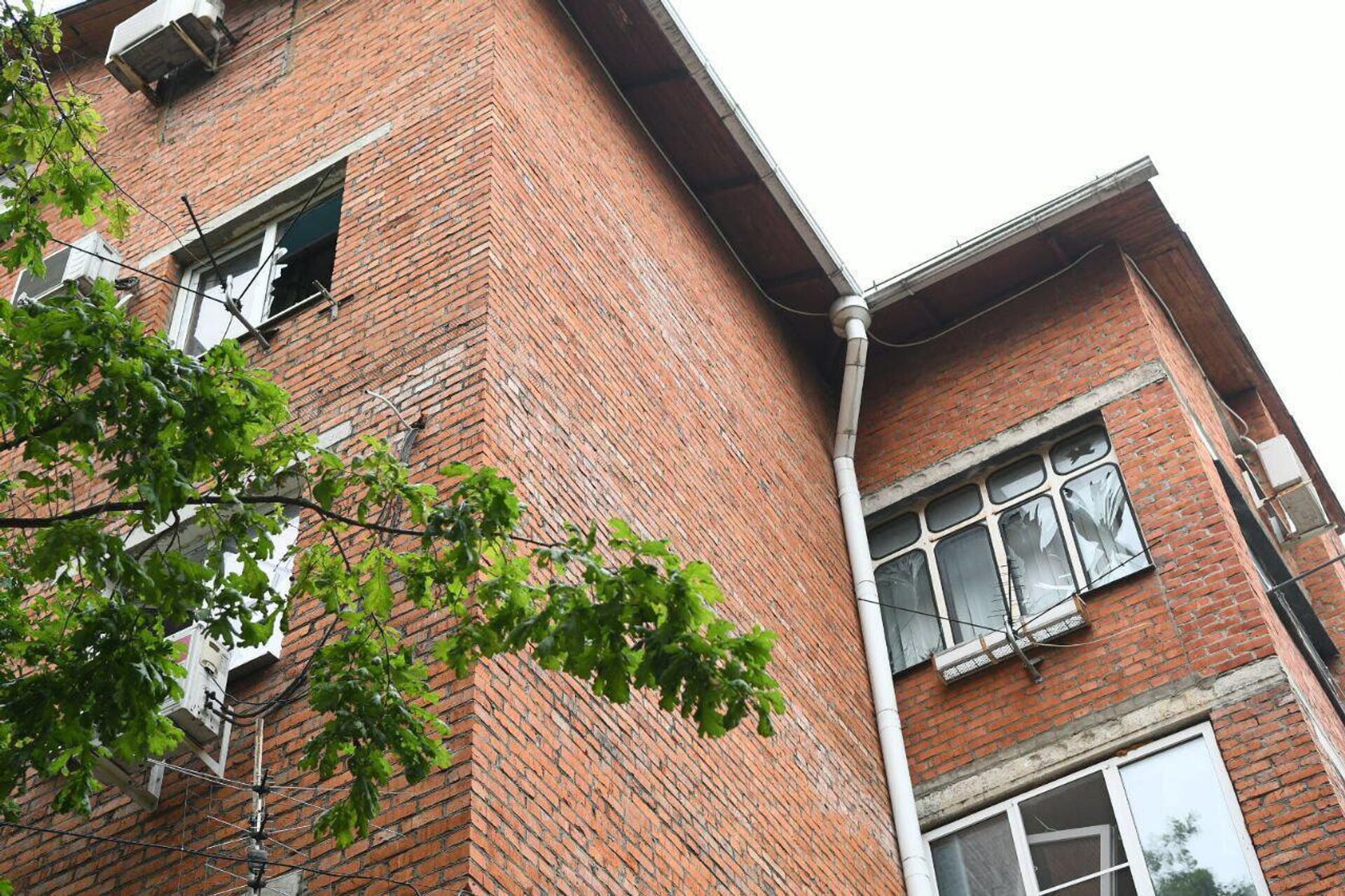 В результате ночного взрыва в Краснодаре в одной из жилых пятиэтажек выбило окна.  - Sputnik Արմենիա, 1920, 26.05.2023