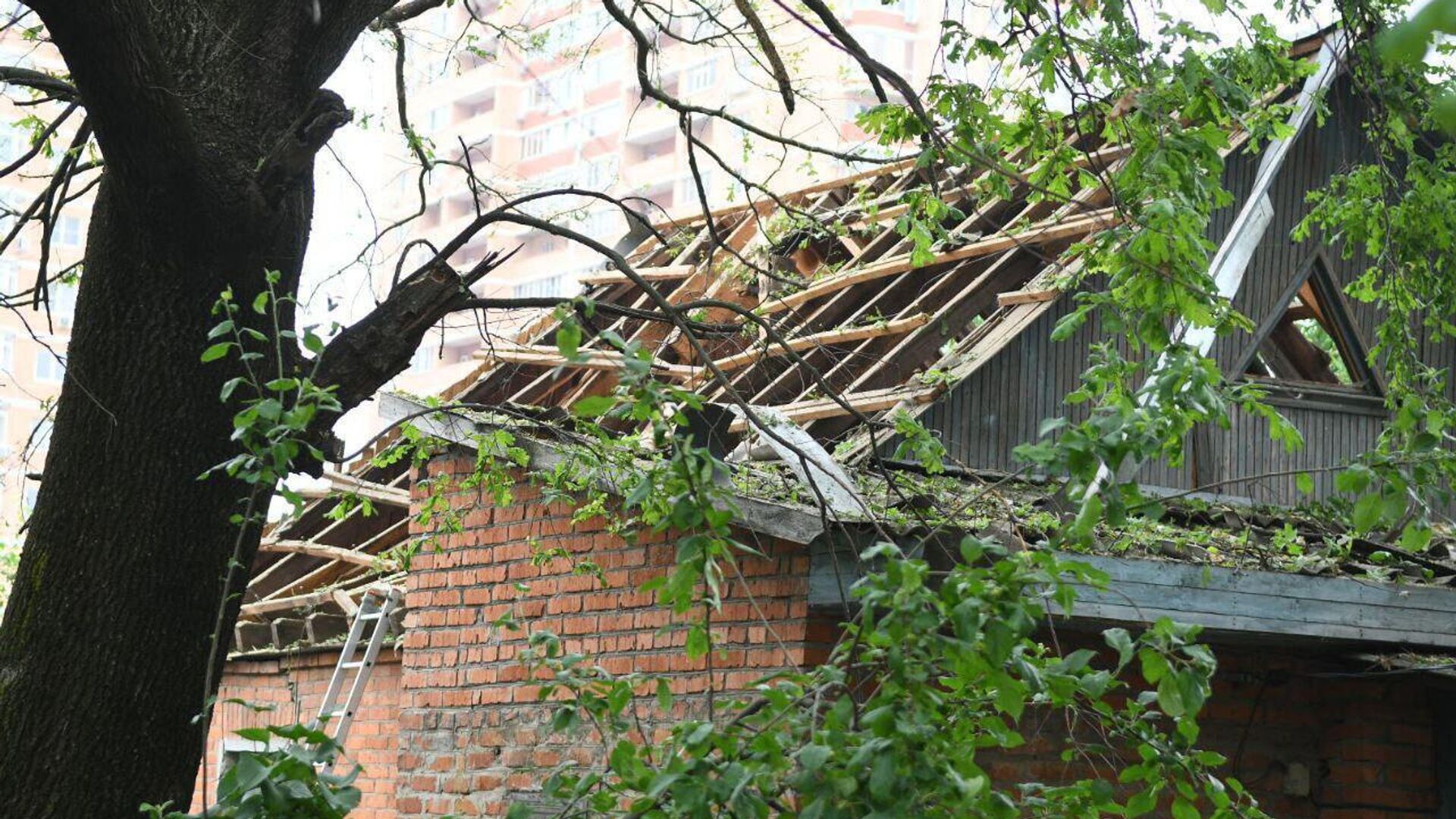 В результате ночного взрыва в Краснодаре в одной из жилых пятиэтажек выбило окна.  - Sputnik Армения, 1920, 26.05.2023