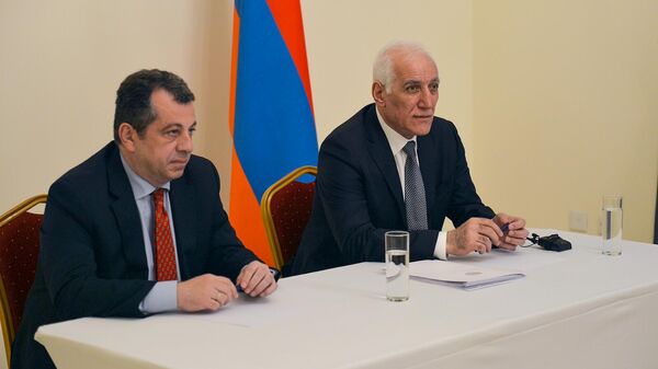 Президент Армении Ваагн Хачатурян встретился с представителями армянской общины Катара (25 мая 2023). Катар - Sputnik Армения