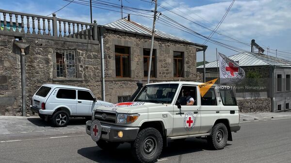 Автомобиль Международного Красного Креста в Сюнике - Sputnik Армения